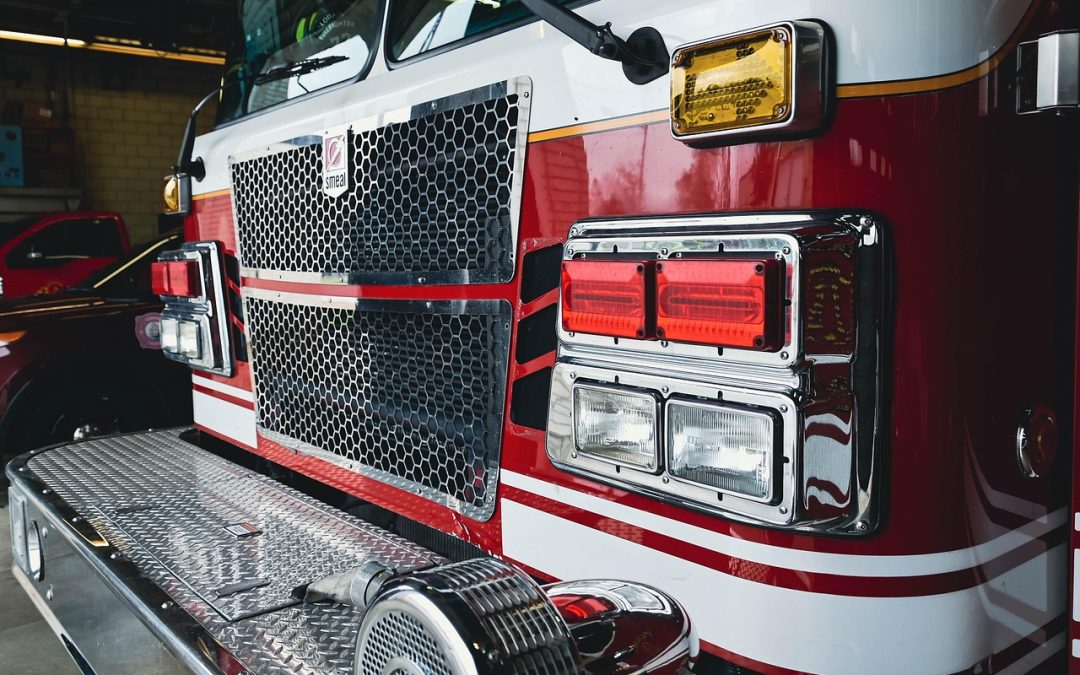 Dinas Damkar Tarakan Hapus Sarang Tawon di Kantor Camat